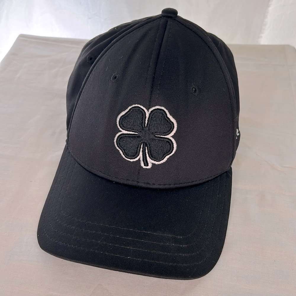 PREMIUM BLACK CLOVER Live Lucky black and white Men’s fitted cap. Size L/XL.